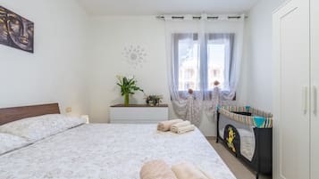 2 bedrooms, iron/ironing board, WiFi, bed sheets
