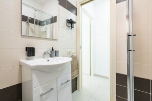 Shower, hair dryer, towels - Queen's House Holiday Apartment – Modern Comfort in Pula, Sardinia (Pula)