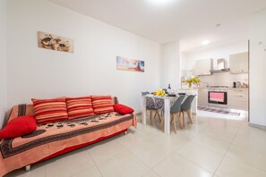 TV - Queen's House Holiday Apartment – Modern Comfort in Pula, Sardinia (Pula)