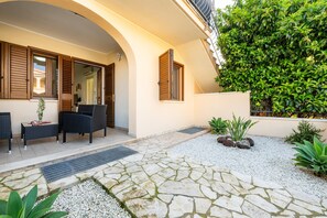 Terrace/patio - Queen's House Holiday Apartment – Modern Comfort in Pula, Sardinia (Pula)