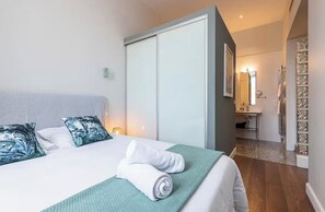 2 bedrooms, iron/ironing board, WiFi, bed sheets - Spacious and elegant apartment, rue d'Antibes, in the heart of Cannes. (Cannes)