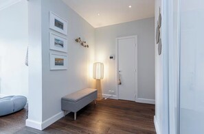 Interior - Spacious and elegant apartment, rue d'Antibes, in the heart of Cannes. (Cannes)