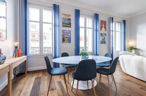 Dining - Spacious and elegant apartment, rue d'Antibes, in the heart of Cannes. (Cannes)