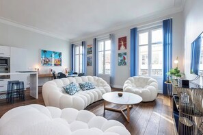 Living area - Spacious and elegant apartment, rue d'Antibes, in the heart of Cannes. (Cannes)