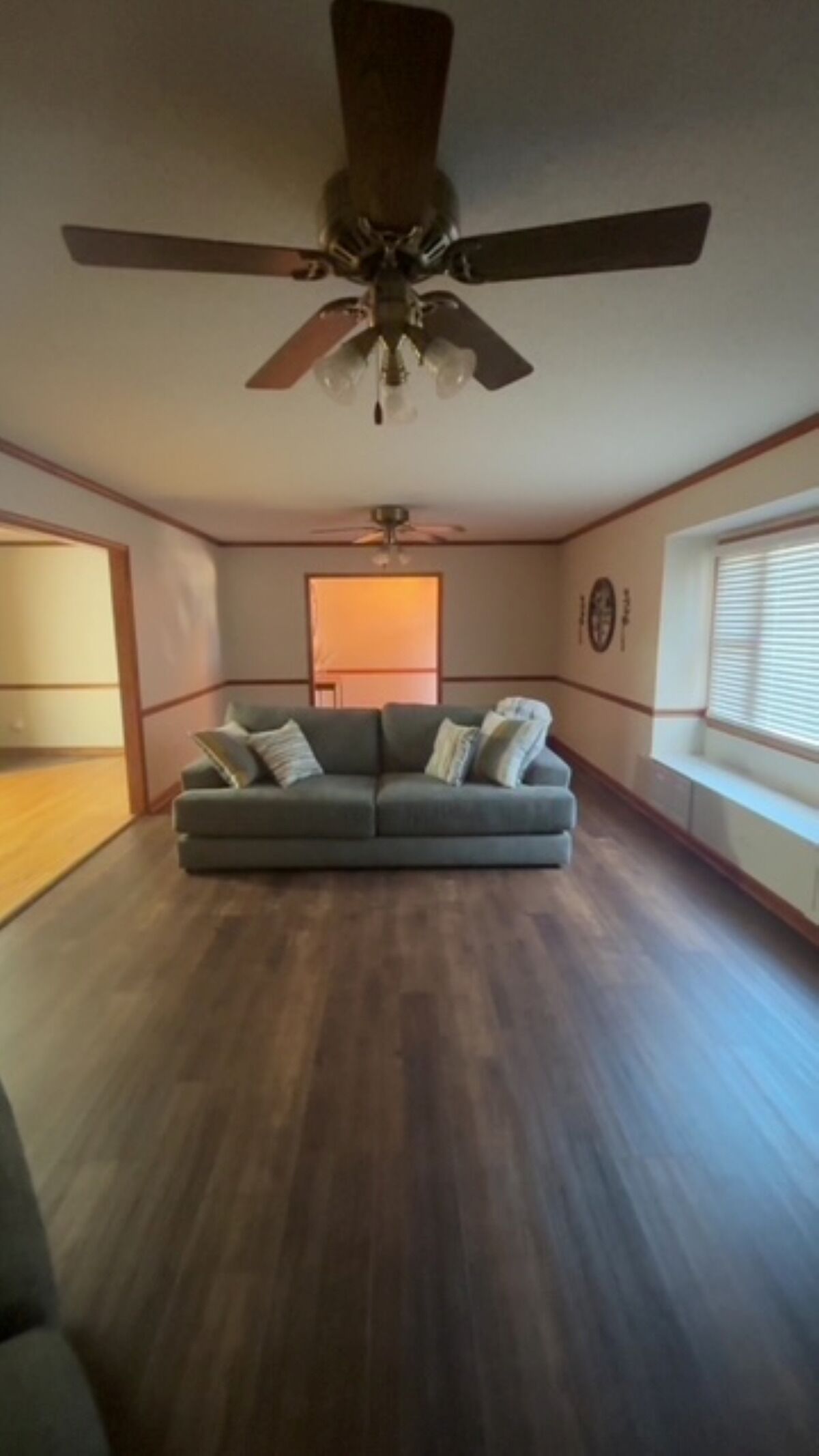 Smart-tv, eldstad och böcker