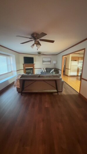 Smart-TV, peis og bøker