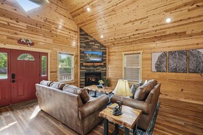 Smart TV, fireplace - Gatlinburg*Small but Spacious*WiFi*Hot Tub*Resort Amenities (Gatlinburg)