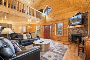 Smart TV, fireplace, video games - Resort Setting*Sleeps 8*Close to Gatlinburg Fun (GATLINBURG)