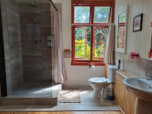 Kahden hengen huone (yksi tai kaksi sänkyä) | Kylpyhuone | Suihku, pyyhkeet, saippua, vessapaperi