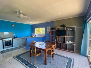 Kahden hengen deluxe-huone, merinäköala | Yksityinen keittiö | Täysikokoinen jääkaappi, mikroaaltouuni, uuni