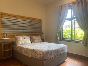 Kahden hengen huone (yksi tai kaksi sänkyä) | Työpöytä, kannettavalle tietokoneelle sopiva työtila, ilmainen Wi-Fi