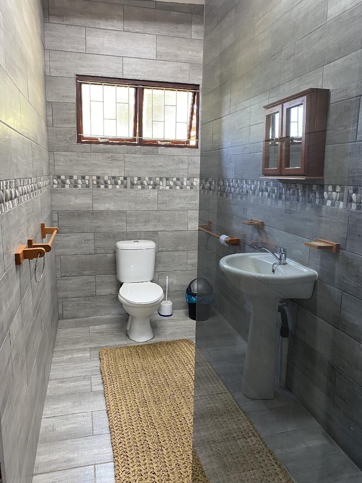 Habitación doble Deluxe, vista al mar | Baño | Regadera, toallas, jabón, papel de baño 