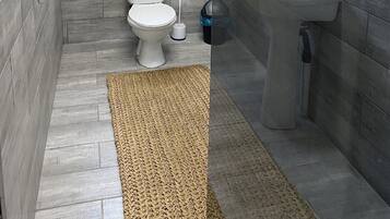 Habitación doble Deluxe, vista al mar | Baño | Regadera, toallas, jabón, papel de baño