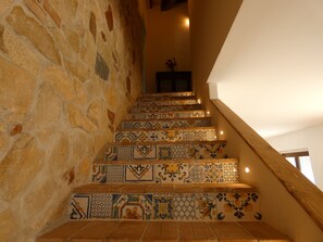 A staircase with patterned tiles and stone walls. - Scappo in Umbria, Casale Rusinè (Narni)
