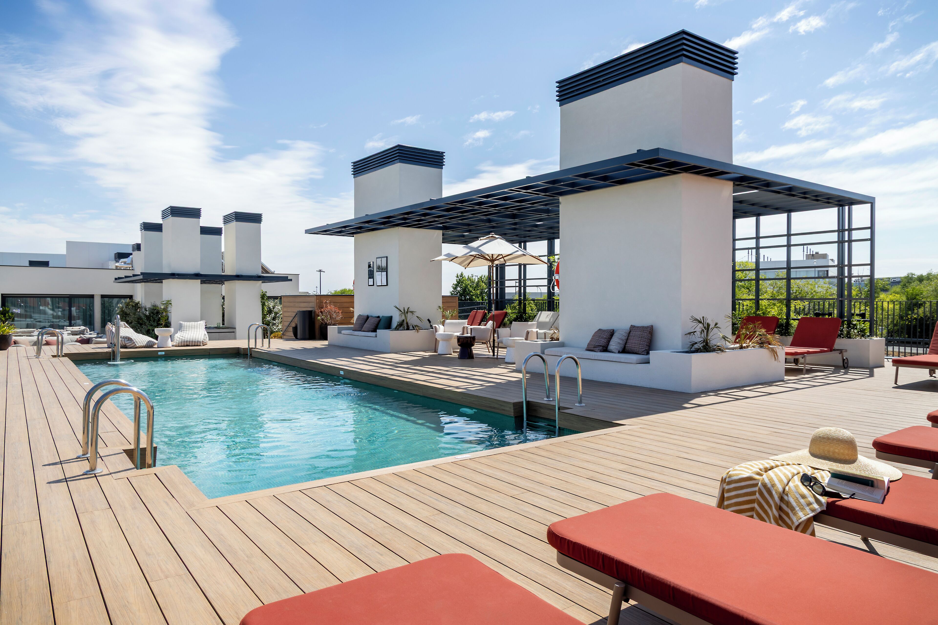 Una piscina al aire libre de temporada