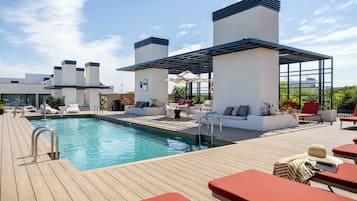 Una piscina al aire libre de temporada