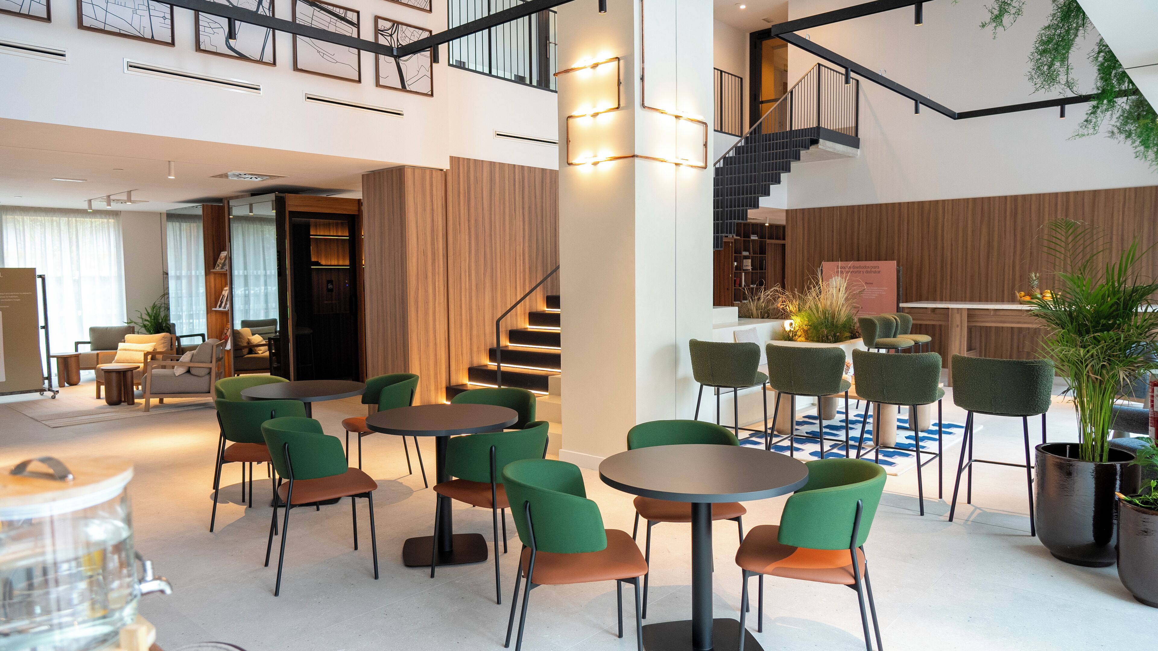 Smart TV, pebolim, mesa de pingue-pongue, livros