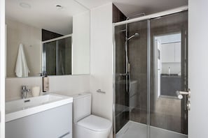 Standardlejlighed | Badeværelse | Bruser, hårtørrer, håndklæder, Sæbe