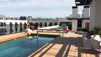 Una piscina al aire libre de temporada