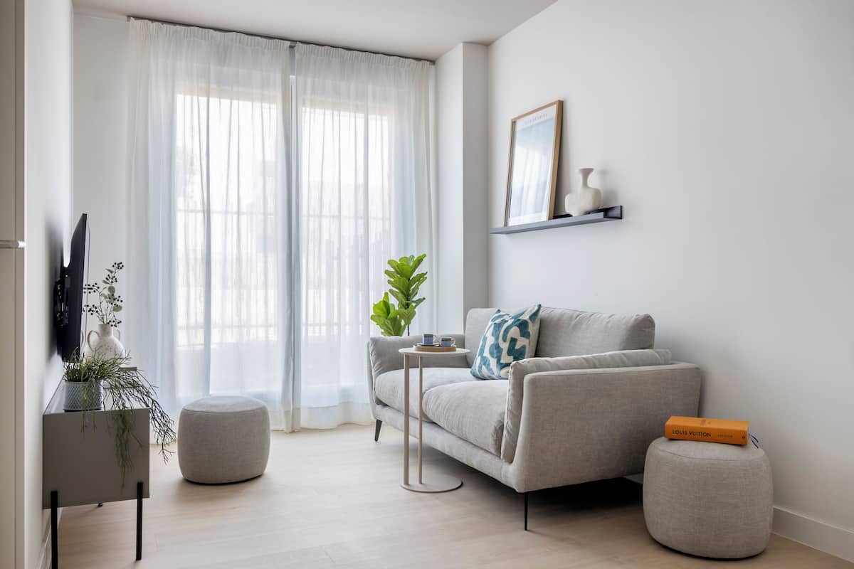 Standardlejlighed | Stue | 42-tommers smart-tv med satellitkanaler, bordfodbold, bordtennisbord