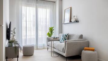 Apartamento estándar | Sala de estar | Una Smart TV, un futbolín, una mesa de tenis de mesa, libros