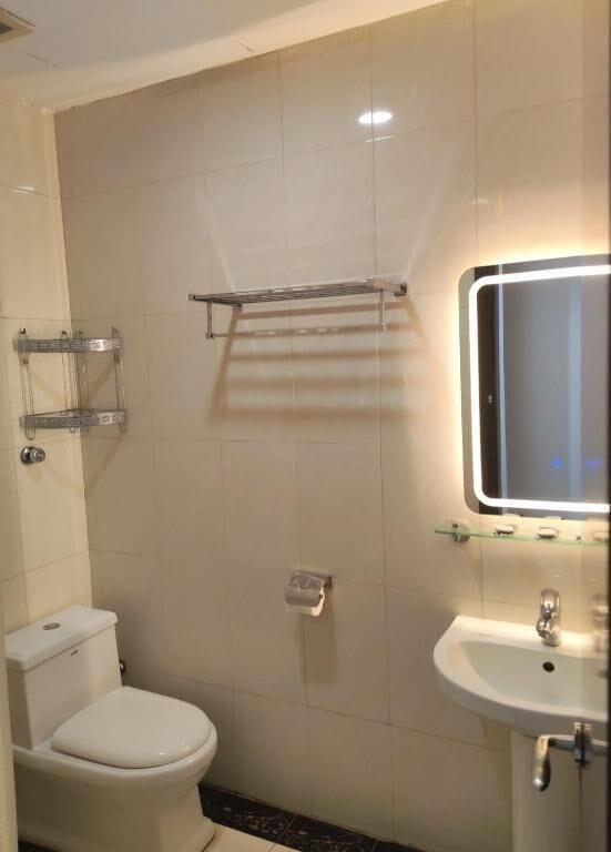 Tab mandi dan pancuran berasingan, kelengkapan dandanan diri percuma 