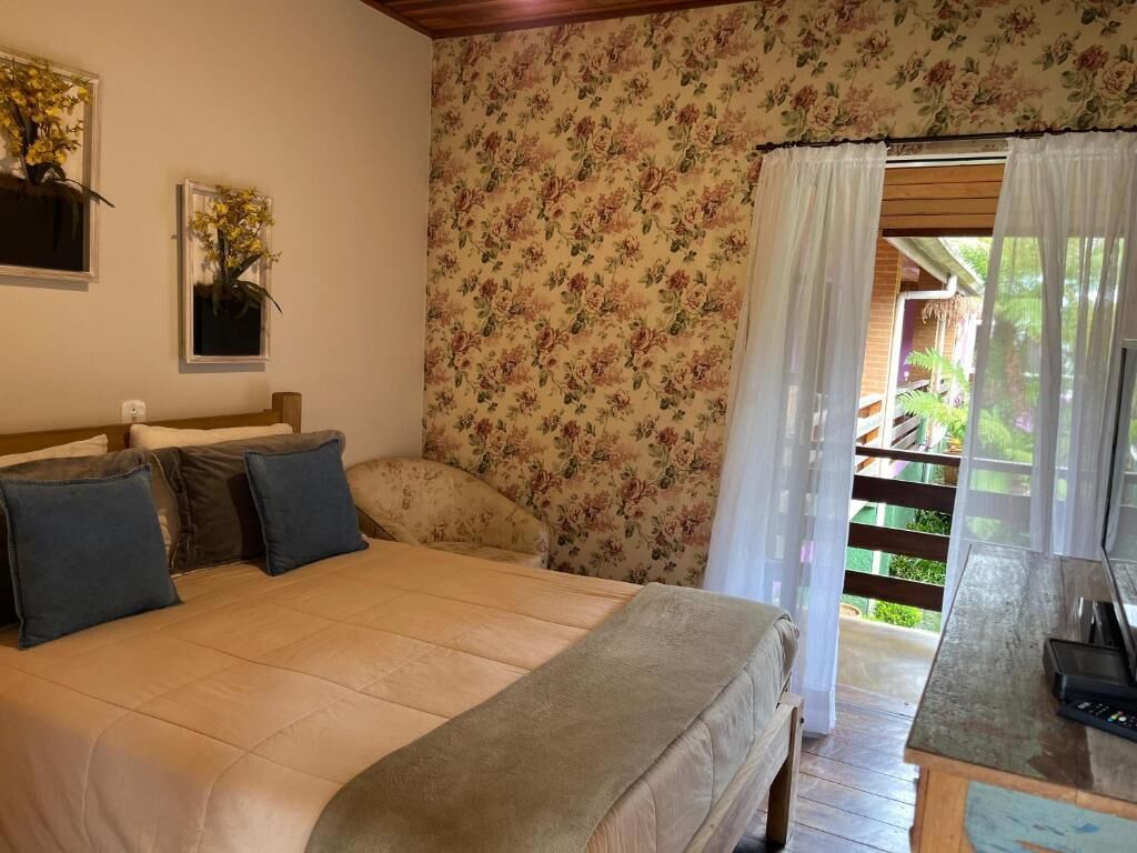 Suite estándar, vista al jardín | Tabla de planchar con plancha y wifi gratis 