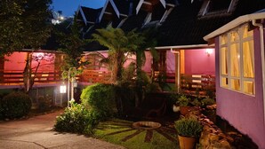 Una hilera de casas con techos inclinados y un jardín bien cuidado.