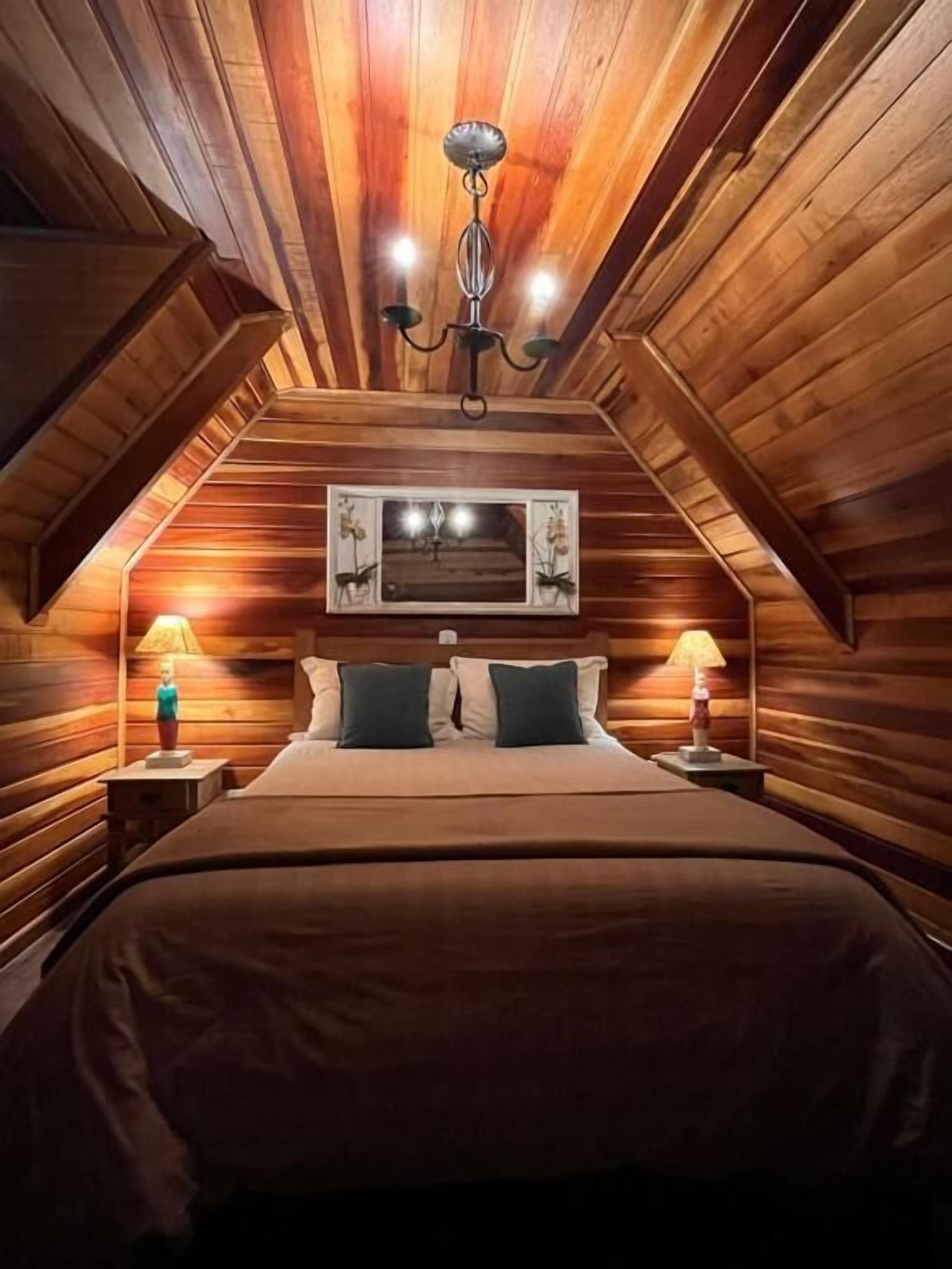 Habitación cuádruple Confort, vista al jardín | Tabla de planchar con plancha y wifi gratis 