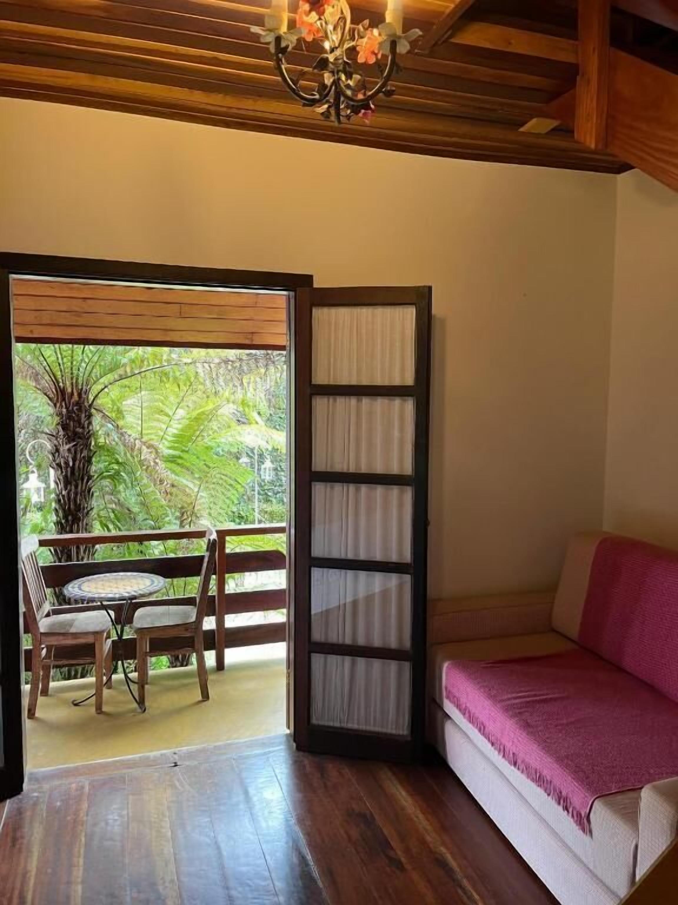 Comfort fyrbäddsrum - utsikt mot trädgården | Vardagsrum