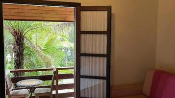 Comfort fyrbäddsrum - utsikt mot trädgården | Vardagsrum