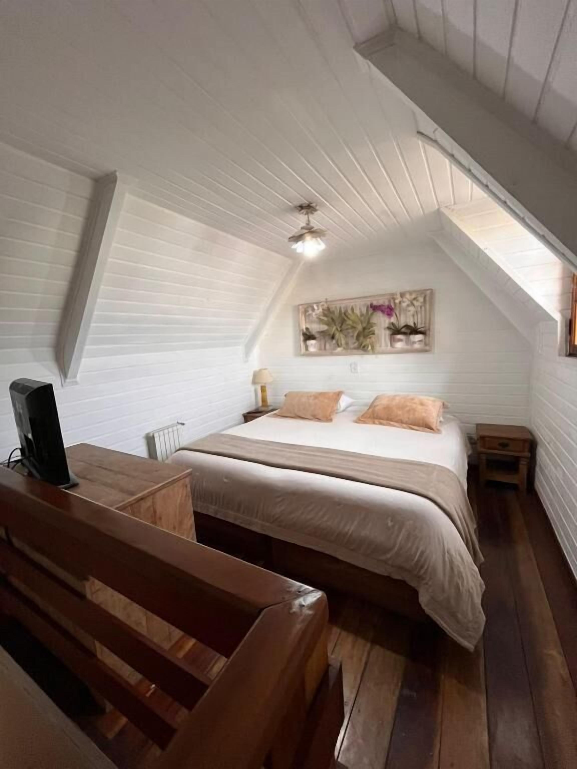 Habitación cuádruple Confort, vista al jardín | Tabla de planchar con plancha y wifi gratis 