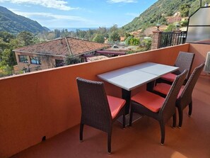 Outdoor dining - Apartment PORTO-OTA, an exceptional village between sea and mountains (Porto ota)