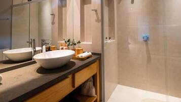 Suíte | Banheiro | Chinelos