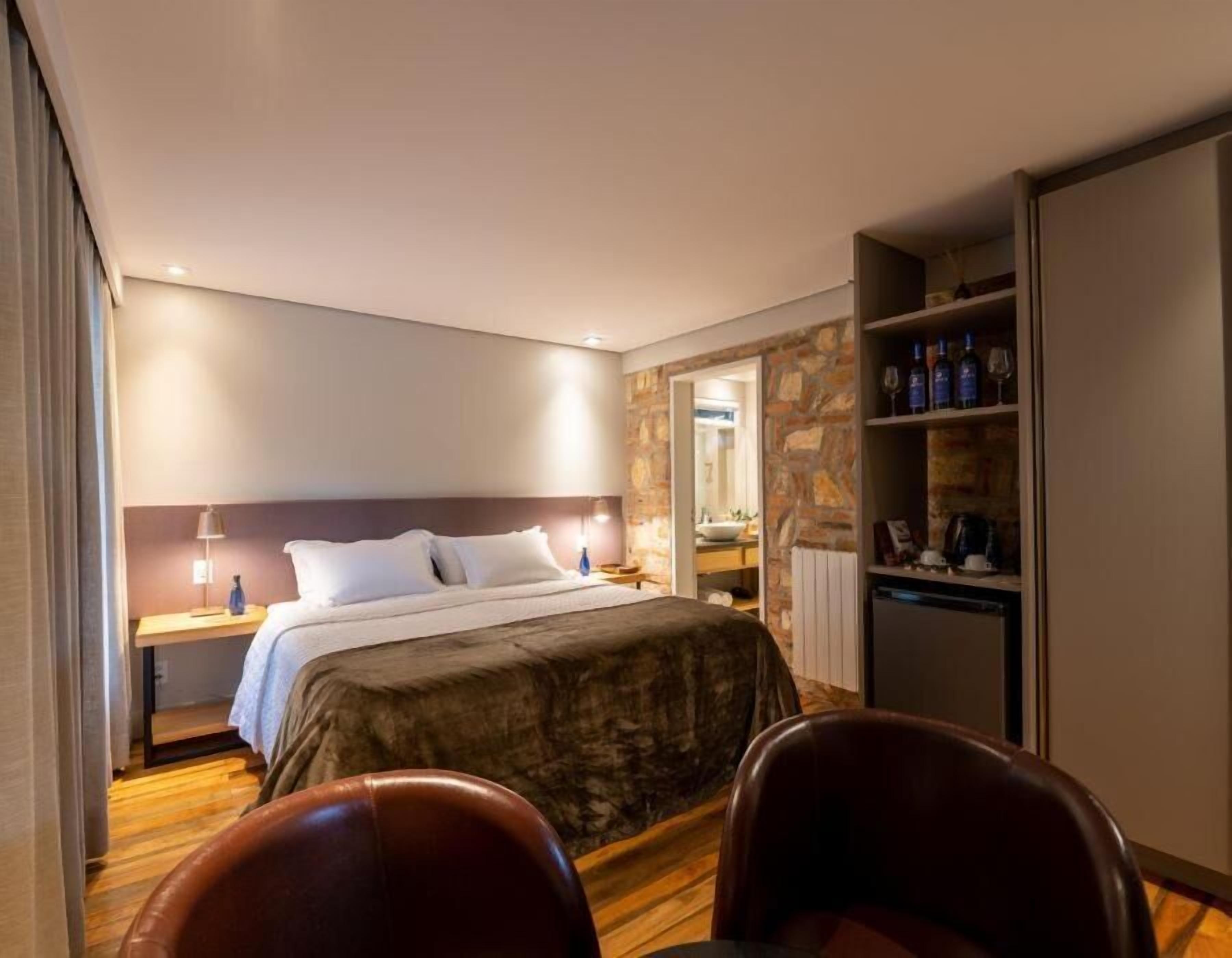 Suite | In-room safe, blackout curtains, iron/ironing board, free WiFi