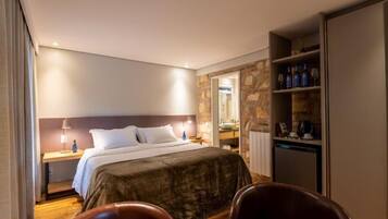 Suite | In-room safe, blackout curtains, iron/ironing board, free WiFi
