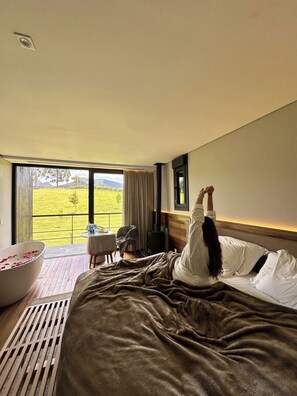 Superior Suite, Balcony | Peti besi dalam bilik, langsir/tirai gelap terus 