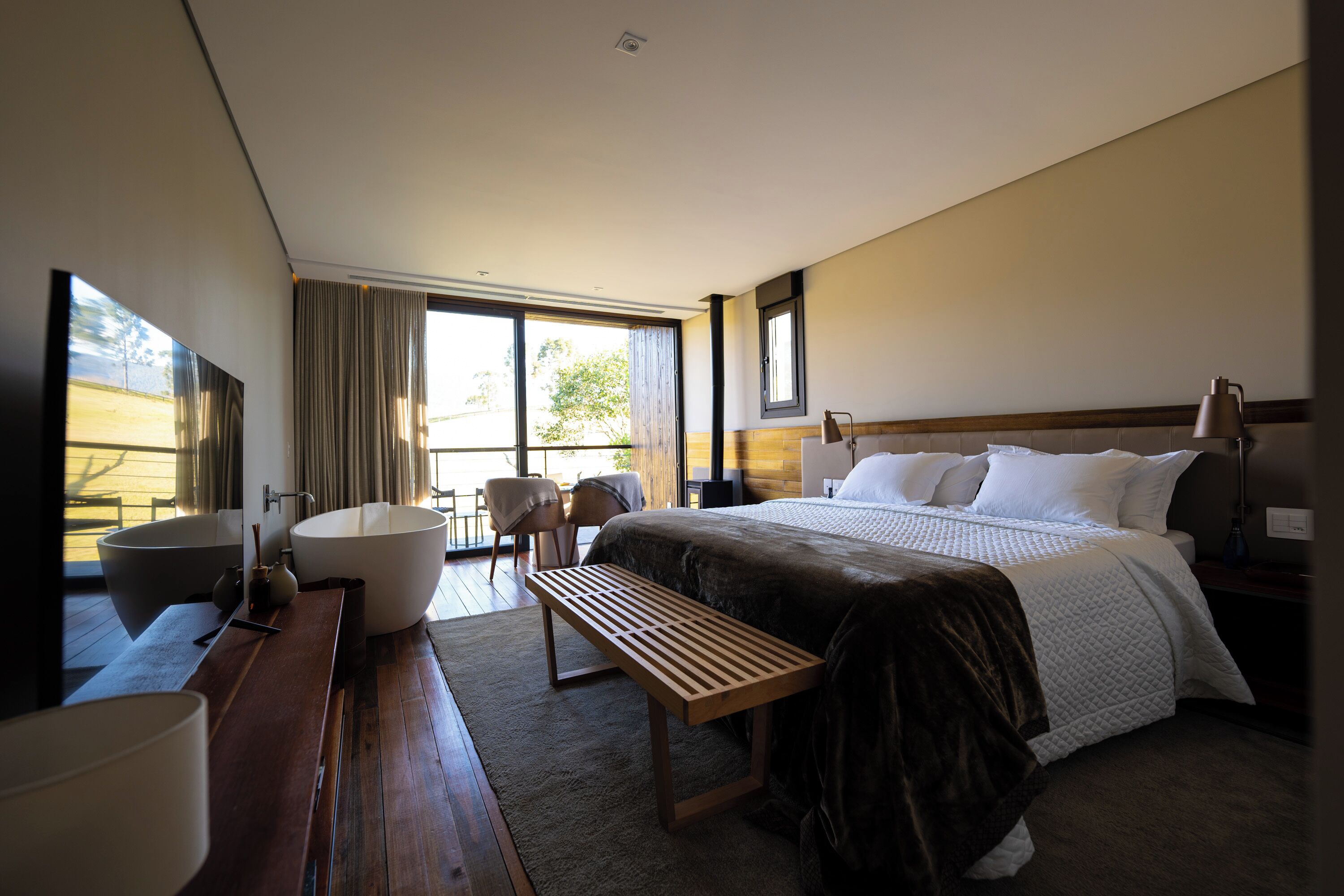 高级套房, 阳台 | 客房内保险箱、遮光窗帘、熨斗/熨衣板、免费 WiFi