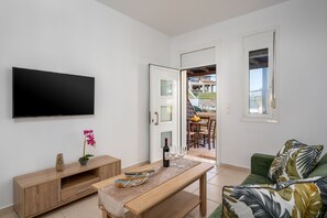 TV - Levanta Cozy Two-Bedroom Apartment in Kalavarda (Kalavarda)