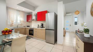 Fridge, oven, stovetop, coffee/tea maker