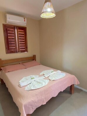 Neljän hengen huone, parveke, kaupunkinäköala | Ilmainen Wi-Fi