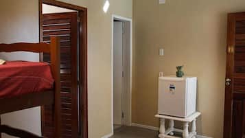 Habitación cuádruple, balcón, vista a la ciudad | Interior