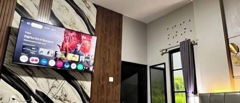 Deluxe Room | Desk, laptop workspace, free WiFi, bed sheets