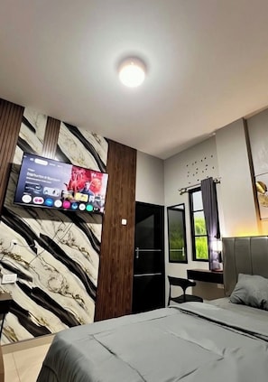 Deluxe Room | Desk, laptop workspace, free WiFi, bed sheets - KOSTEL H88 (Depok)