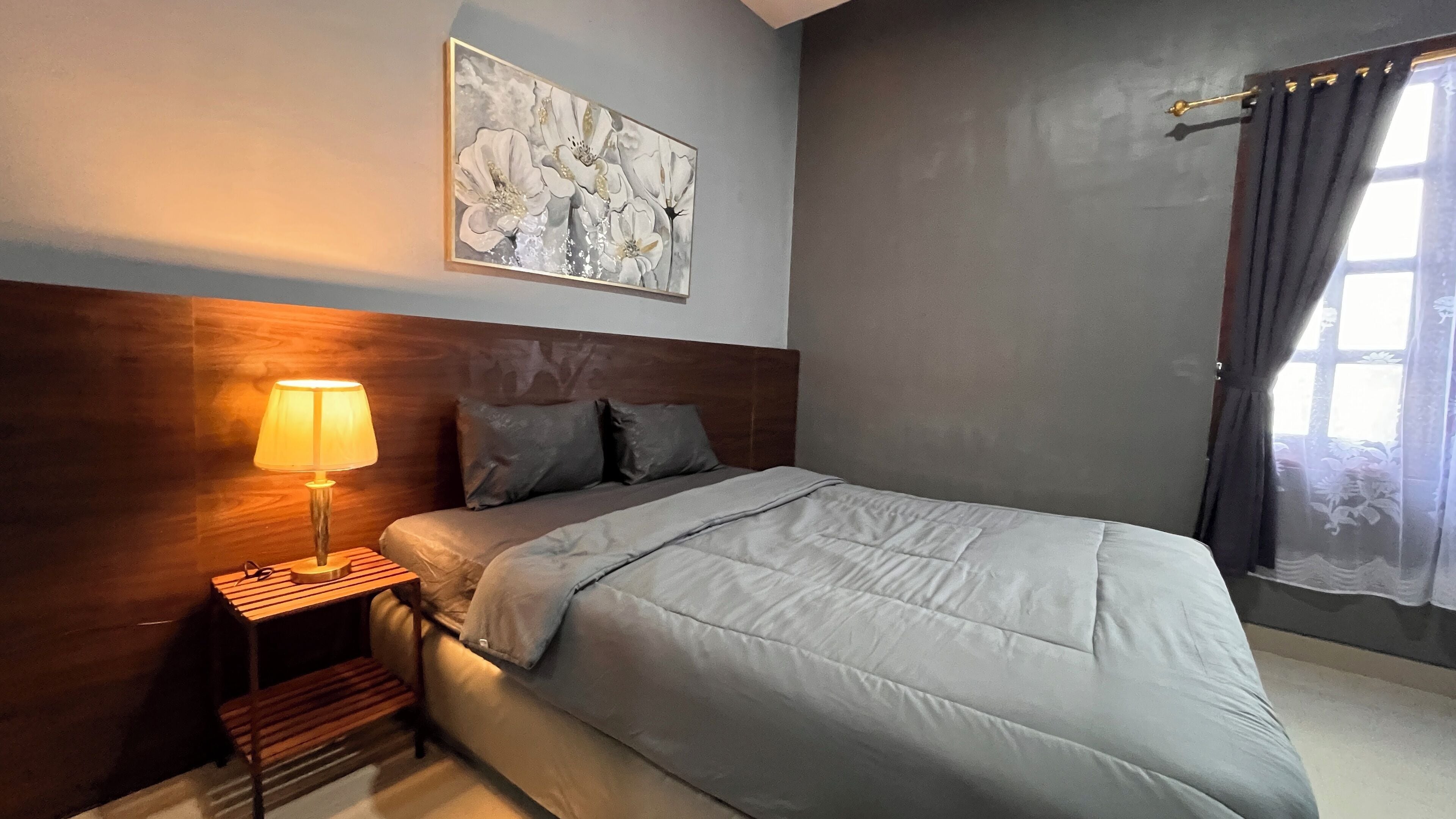 Desk, laptop workspace, free WiFi, bed sheets