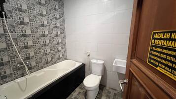 Superior Room, Valley View | Bathroom | Free toiletries, towels, soap, shampoo
