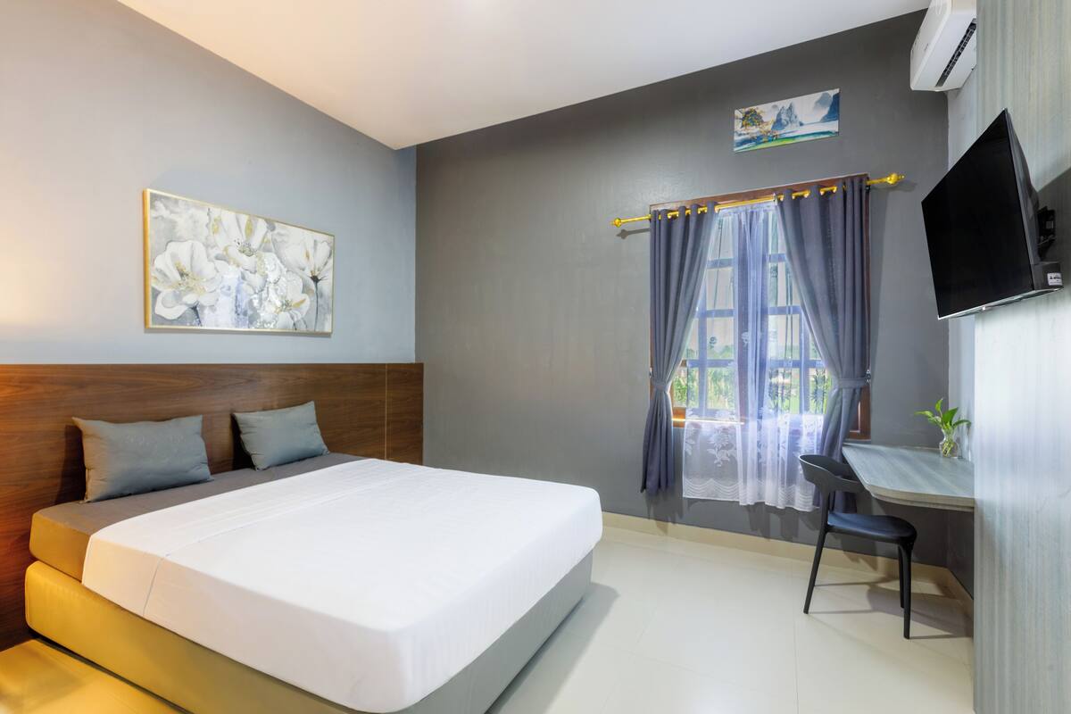 Superior Room | Desk, laptop workspace, WiFi (free), bed sheets