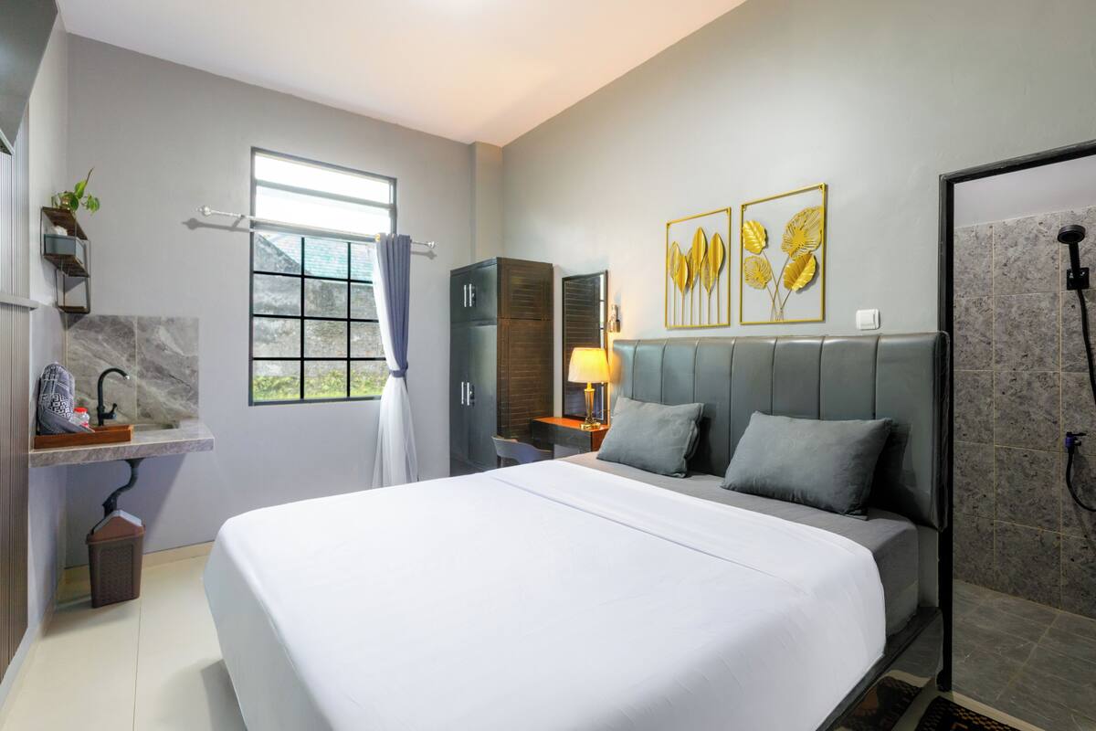 Deluxe Room | Desk, laptop workspace, WiFi (free), bed sheets