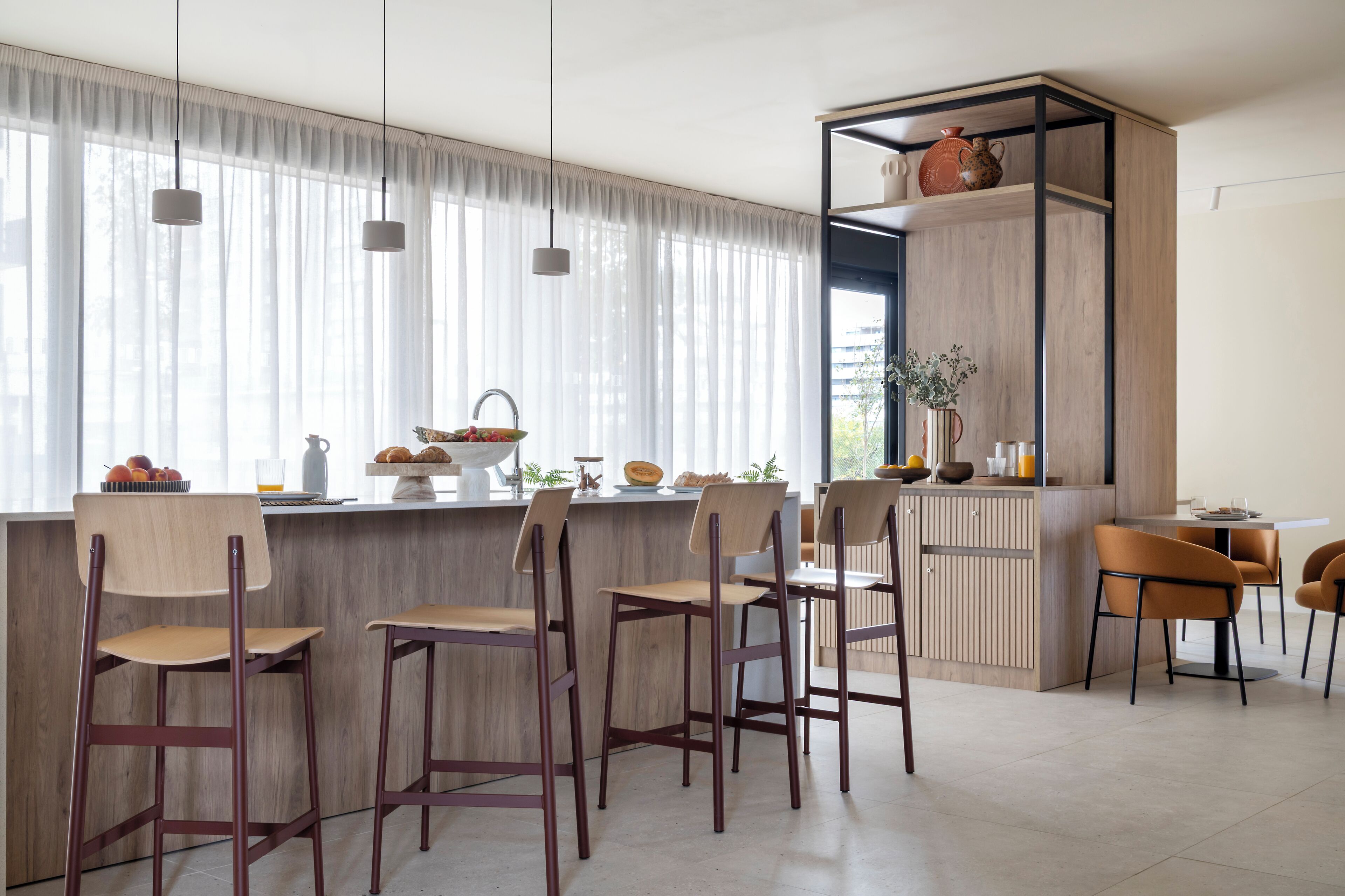 Máquina de café espresso y mesa de comedor
