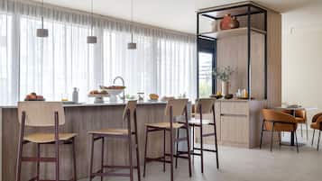 Máquina de café espresso y mesa de comedor